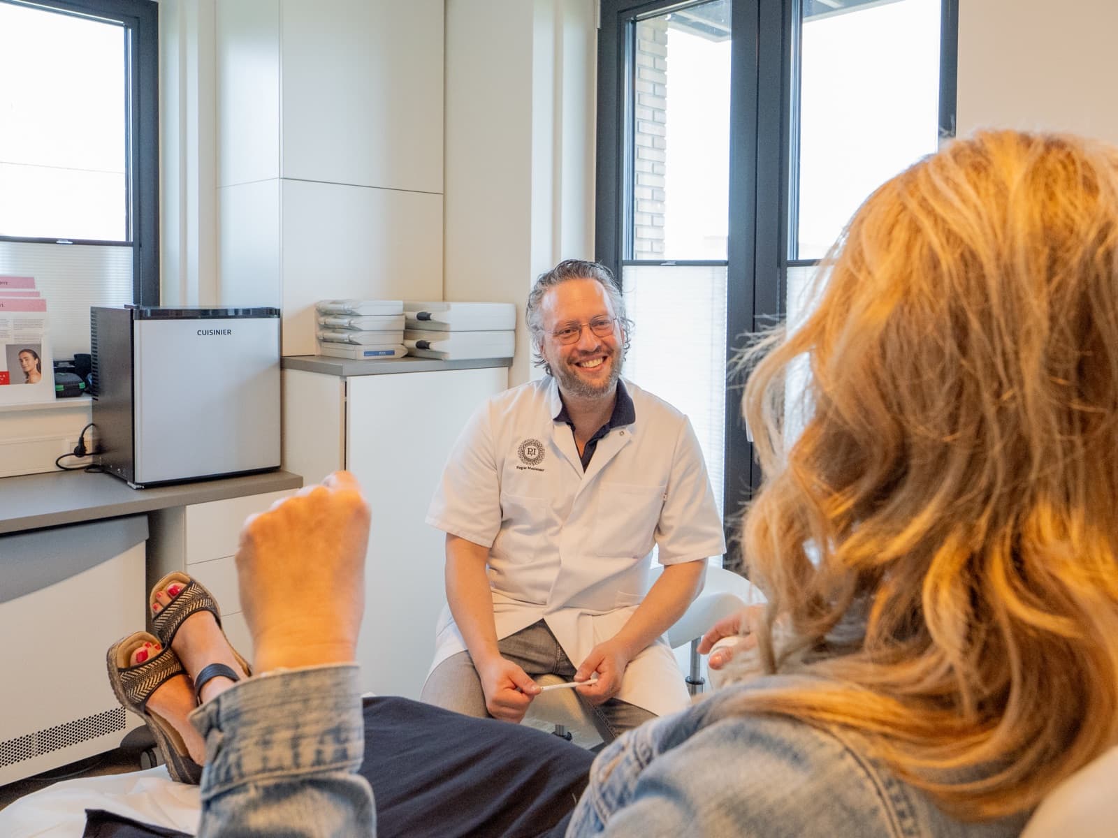 Dr. Rogier Meulenaar in gesprek met een patiënt